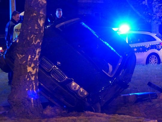 Zaparkował BMW na ogrodzeniu i poszedł