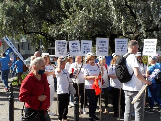 "Zapraszamy na oddziały bo niedługo zamykamy" Medycy z Elbląga na proteście w Warszawie