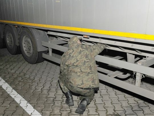 Zatrzymana naczepa na przejściu w Grzechotkach