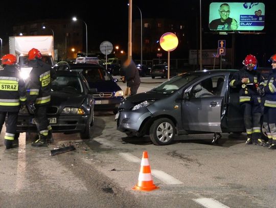 Zawrócił na przejściu dla pieszych na oczach policji i straży pożarnej. Kierowcy na widok służb tracą głowę