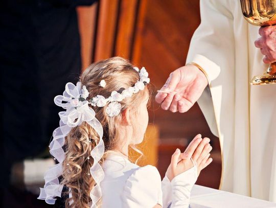 Zbliża się sezon komunijny. I znowu wróci pytanie: ile włożyć do koperty?