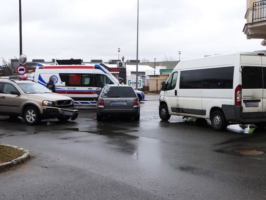 Zderzenie 3 samochodów na Fabrycznej Zderzenie 3 samochodów na Fabrycznej