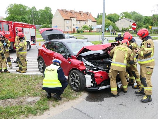 Zderzenie autobusu z samochodem na skrzyżowaniu Odrodzenia-Mazurska