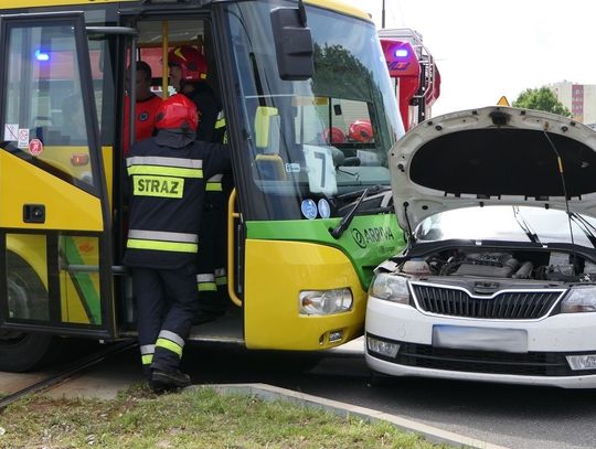 Zderzenie autobusu z samochodem na skrzyżowaniu Piłsudskiego-Płk. Dąbka