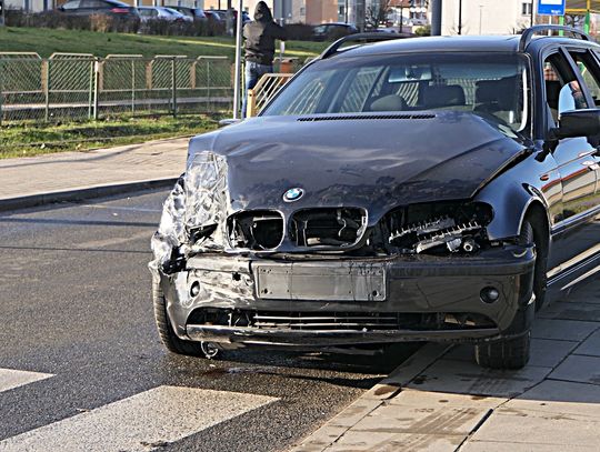 Zderzenie bmw z nissanem na skrzyżowaniu Płk Dąbka-Obrońców Pokoju