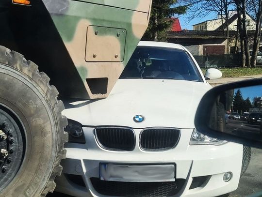 Zderzenie BMW z samochodem wojskowym. Znamy ustalenia!
