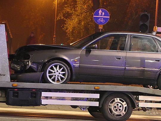 Zderzenie dwóch audi na skrzyżowaniu Al. Armii Krajowej z ulicą 12 lutego. Sprawcą kolizji 18-latek