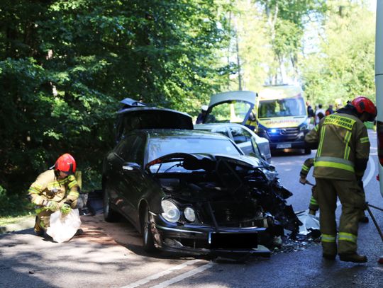 Zderzenie dwóch pojazdów i autokaru przed Kadynami