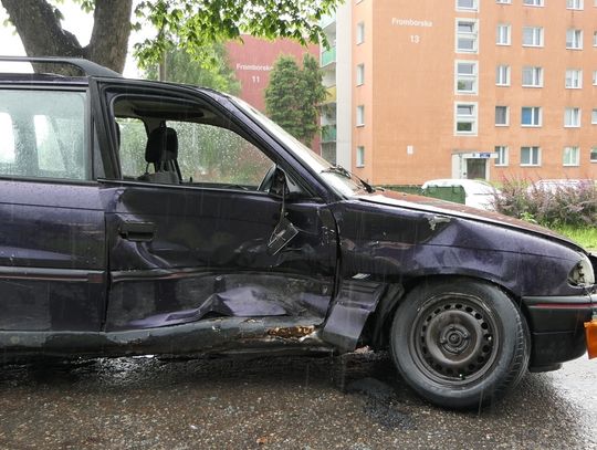 Zderzenie dwóch pojazdów na Fromborskiej. Kierowca chciał uciec!