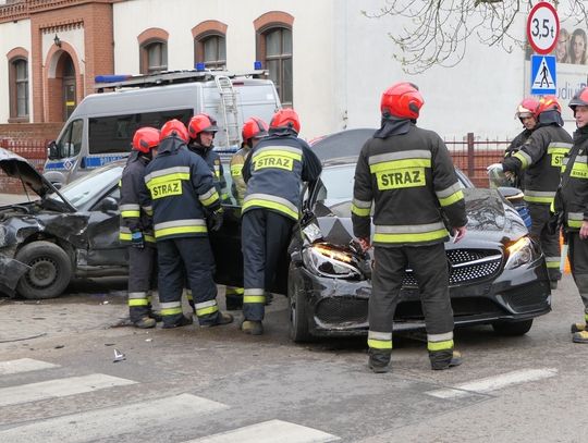 Zderzenie dwóch pojazdów na Malborskiej. Samochód marki Audi w wyniku zderzenia wjechał w budynek!