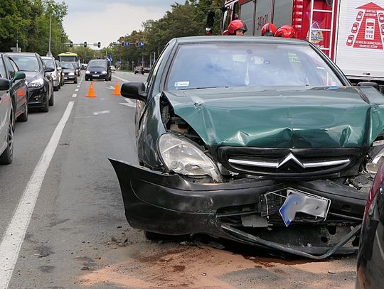 Zderzenie dwóch pojazdów na Tysiąclecia. Roczne dziecko trafiło do szpitala