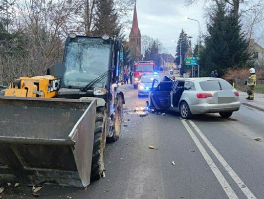 Samochód zderzył się z kparko-ładowarką Kierowca pijany i z zakazem