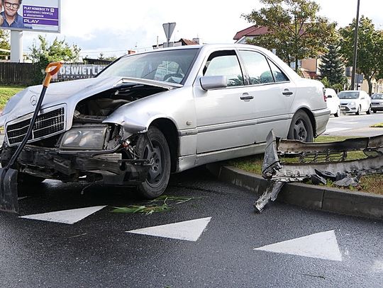 Zderzenie mercedesa z fordem na skrzyżowaniu Niepodległości-Płk. Dąbka