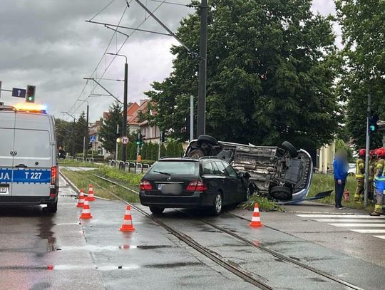 Zderzenie na skrzyżowaniu Bema-Mickiewicza. Samochód na boku