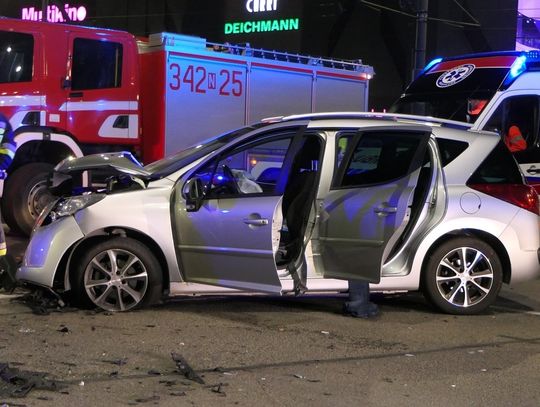 Zderzenie Peugeota z Mercedesem koło CH Ogrody. 18-latka straciła prawo jazdy