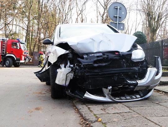 Zderzenie pojazdów na Komeńskiego. Sprawca wydmuchał 2 promile!