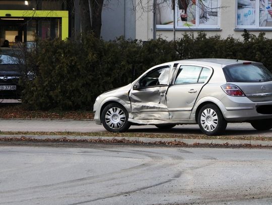 Zderzenie pojazdów na rondzie