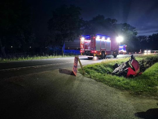 Zderzenie pojazdów na starej siódemce. Jedno z aut wpadło do rowu