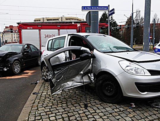 Zderzenie pojazdów przy Szkole Muzycznej. Kierowca bmw stracił prawo jazdy