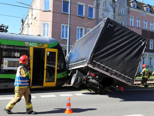 Zderzenie samochodu dostawczego z tramwajem