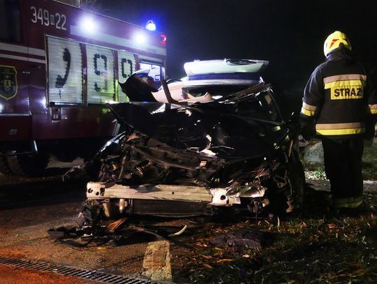 Zderzenie samochodu osobowego z ciężarówką. Kierowca i pasażer uciekli!