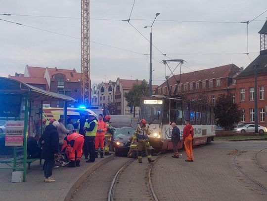 Zderzenie samochodu z tramwajem na Placu Słowiańskim