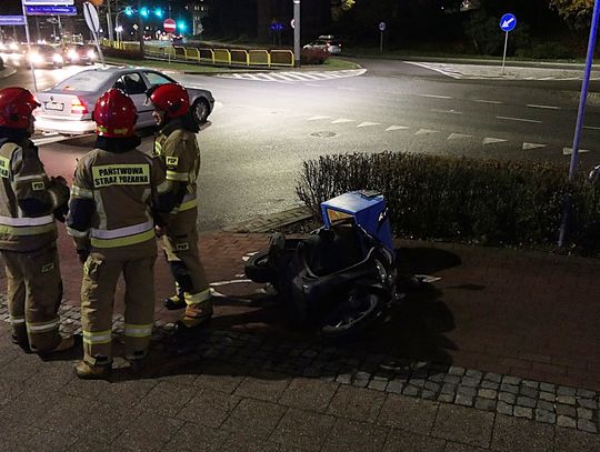Zderzenie skutera z samochodem na skrzyżowaniu ulic Związku Jaszczurczego - Grobla Świętego Jerzego