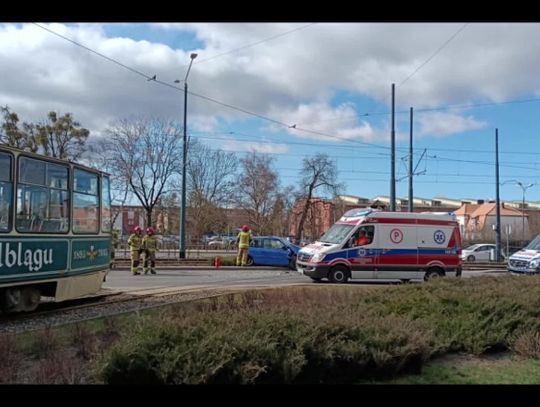 Zderzenie tramwaju z samochodem. Winny instruktor! [FILM]