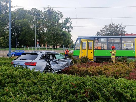 Zderzył się na rondzie z tramwajem