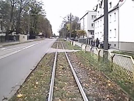 Zderzył się z tramwajem i uciekł [WIDEO]