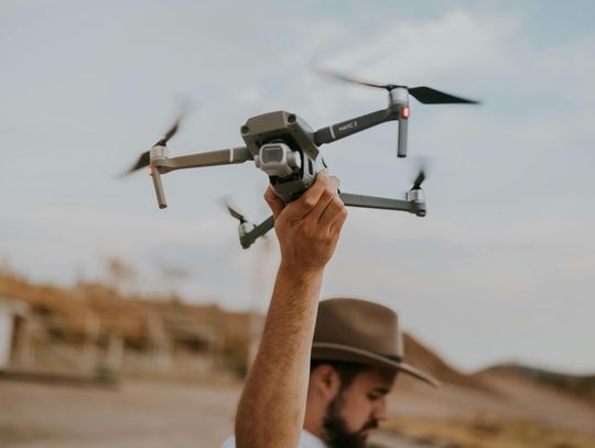 Zdjęcia i filmy z drona – kiedy warto zainwestować w ujęcia z powietrza?