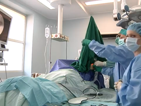 Zespół chirurgów ze Szpitala Miejskiego w Elblągu przeciera szlaki w operowaniu pacjentów