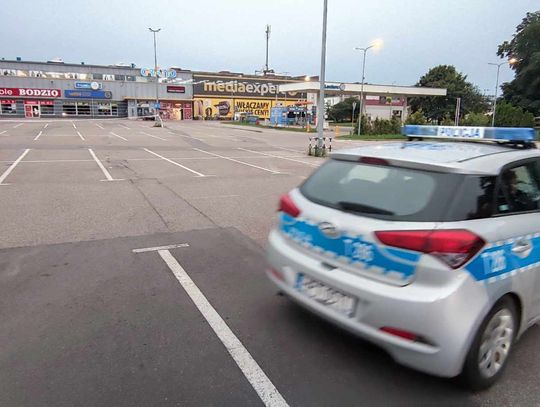 Zgłoszenie o podejrzanym pakunku w sklepie Media Expert w Elblągu [ZDJĘCIA]