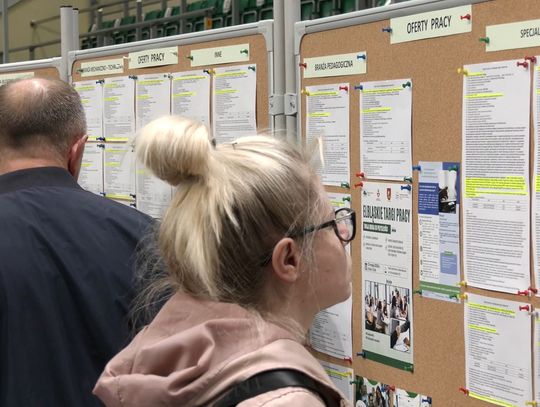 Zmiany dla bezrobotnych. Wyższe świadczenie, mniej obowiązkowych wizyt w urzędzie