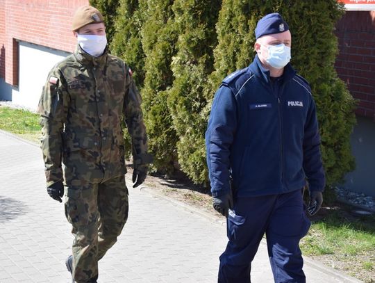 Żołnierze kontrolują przebywających na kwarantannie