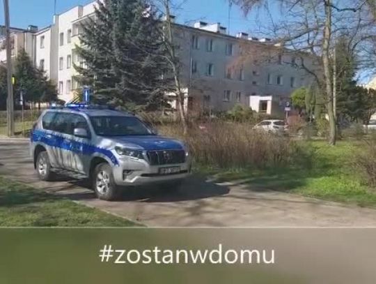 "Zostańcie w domu".  Z policyjnych radiowozów w Elblągu nadawane są komunikaty głosowe  [WIDEO]