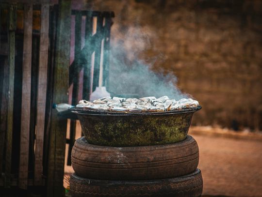 Zrębki olchowe w codziennej pracy z dymem – kiedy liczy się kontrola, a nie intensywność