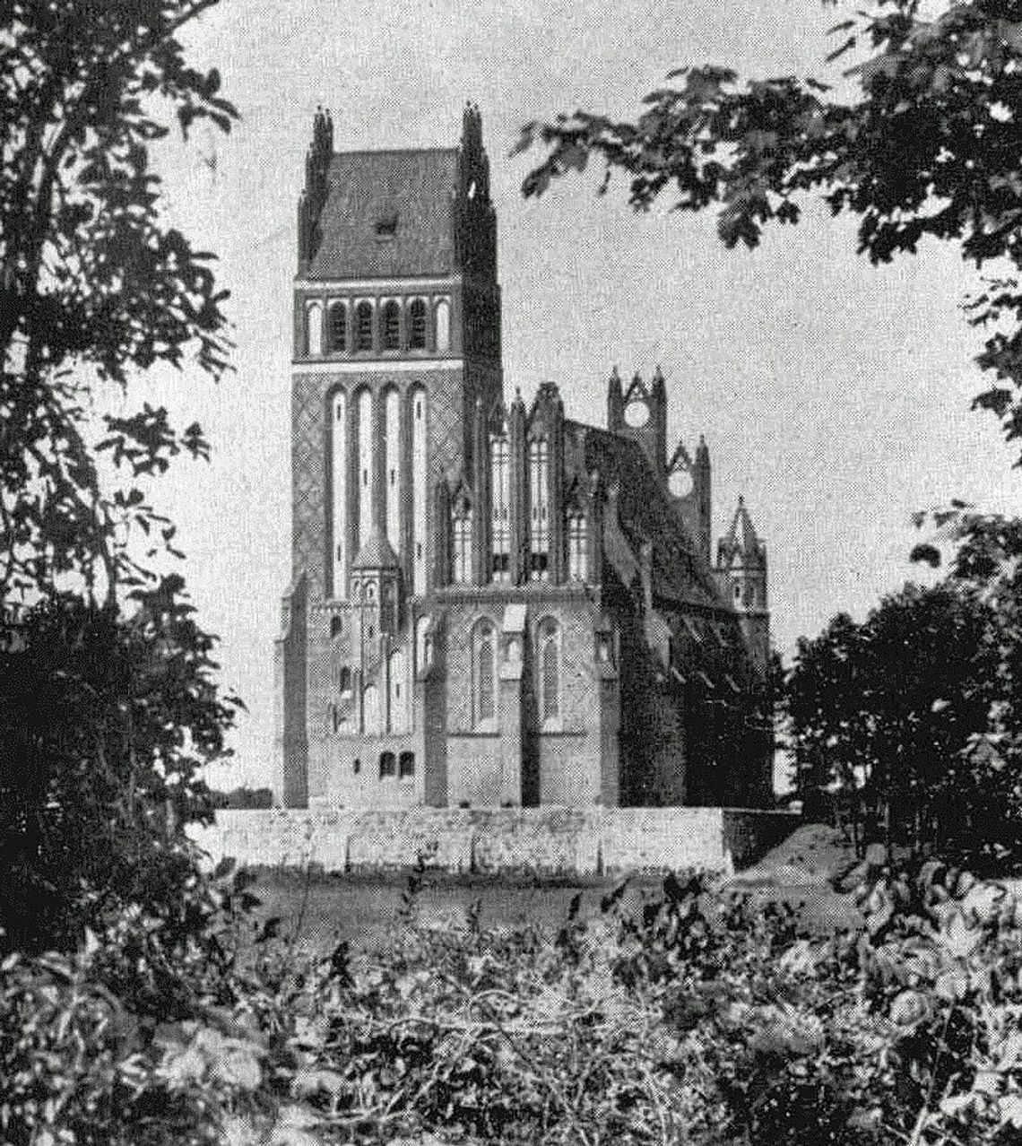 12 lipca 1913 roku wmurowano kamień węgielny pod kościół „Świątynia Pokoju” w Kadynach