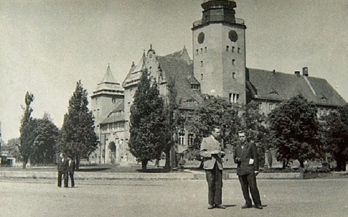 13 lipca 1949 roku rozpoczęto prace niwelacyjne i ubijanie cegły na placu przed Prezydium (dziś Urząd Miejski). Plac uzyskał nieformalną nazwę „Czerwony”