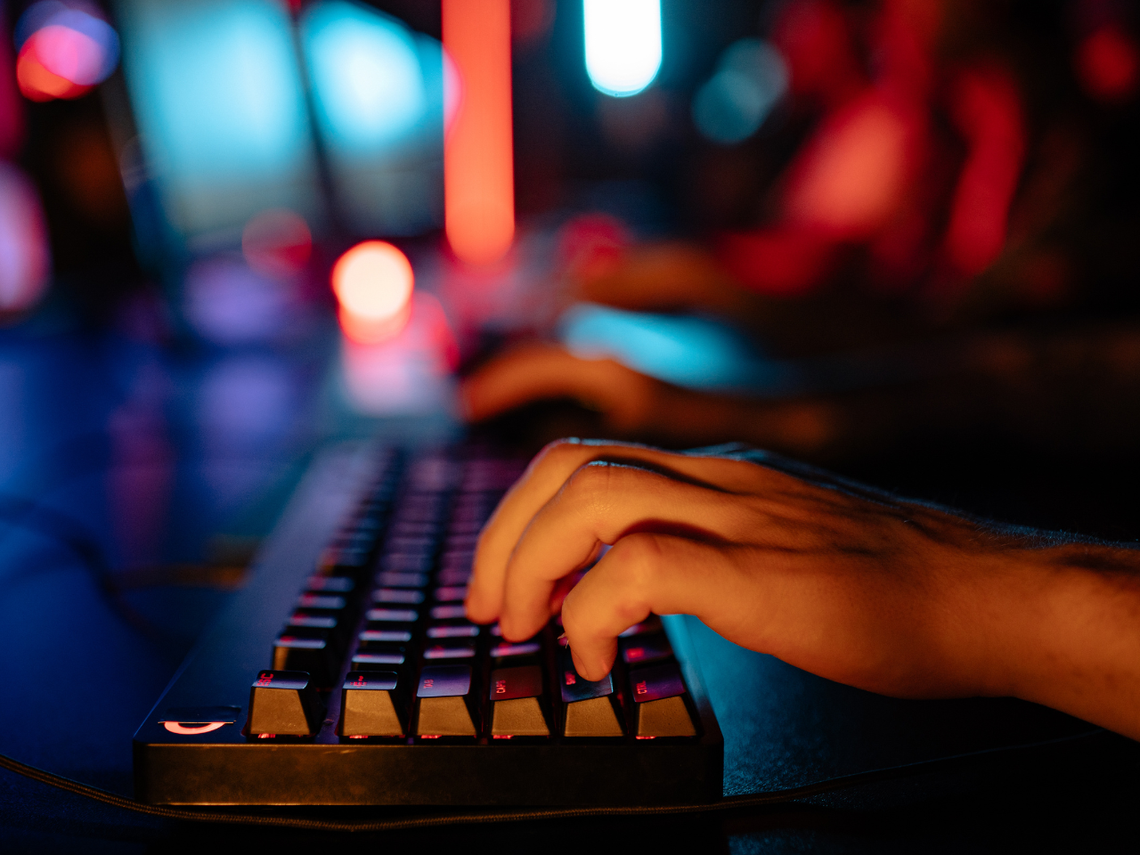 135 zł „zysku” i 40 tysięcy straty. Tak oszuści wciągają w pułapkę