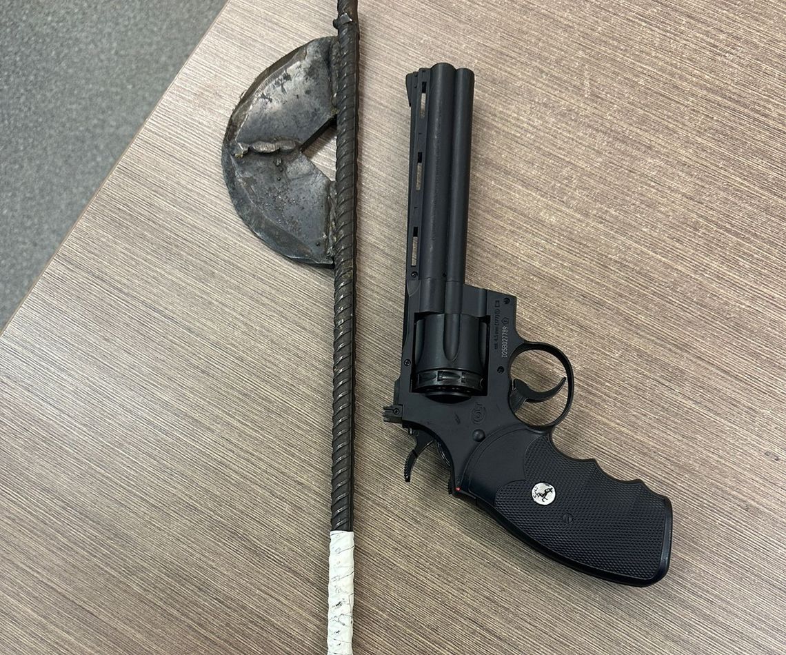 16-latek z "siekierą" i "rewolwerem". Policjanci przekazali go matce 16-latek z "siekierą" i "rewolwerem". Policjanci przekazali go matce