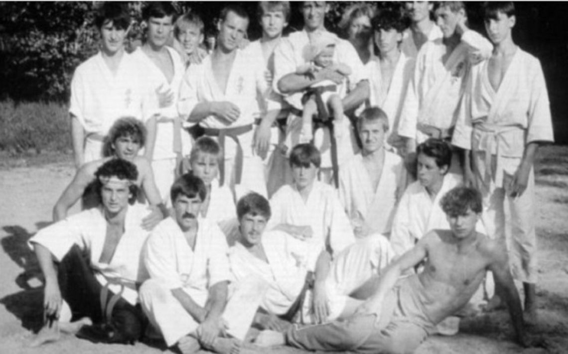 16 lipca 1985 roku w wieku 35 lat zmarł Aleksander Płyszewski, wybitny sportowiec, sędzia klasy międzynarodowej, kierownik wyszkolenia Elbląskiego Klubu Karate