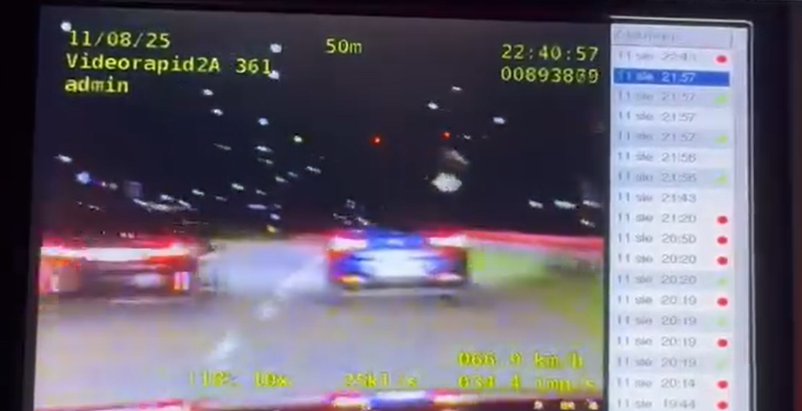 18-latek wyprzedzał na przejściu dla pieszych. Stracił prawo jazdy [WIDEO]