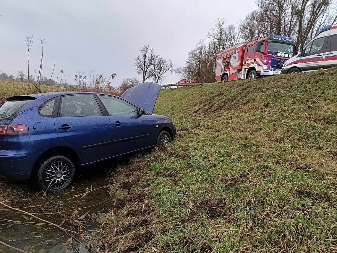 18-latek wjechał do rowu. Do policji napisała jego mama