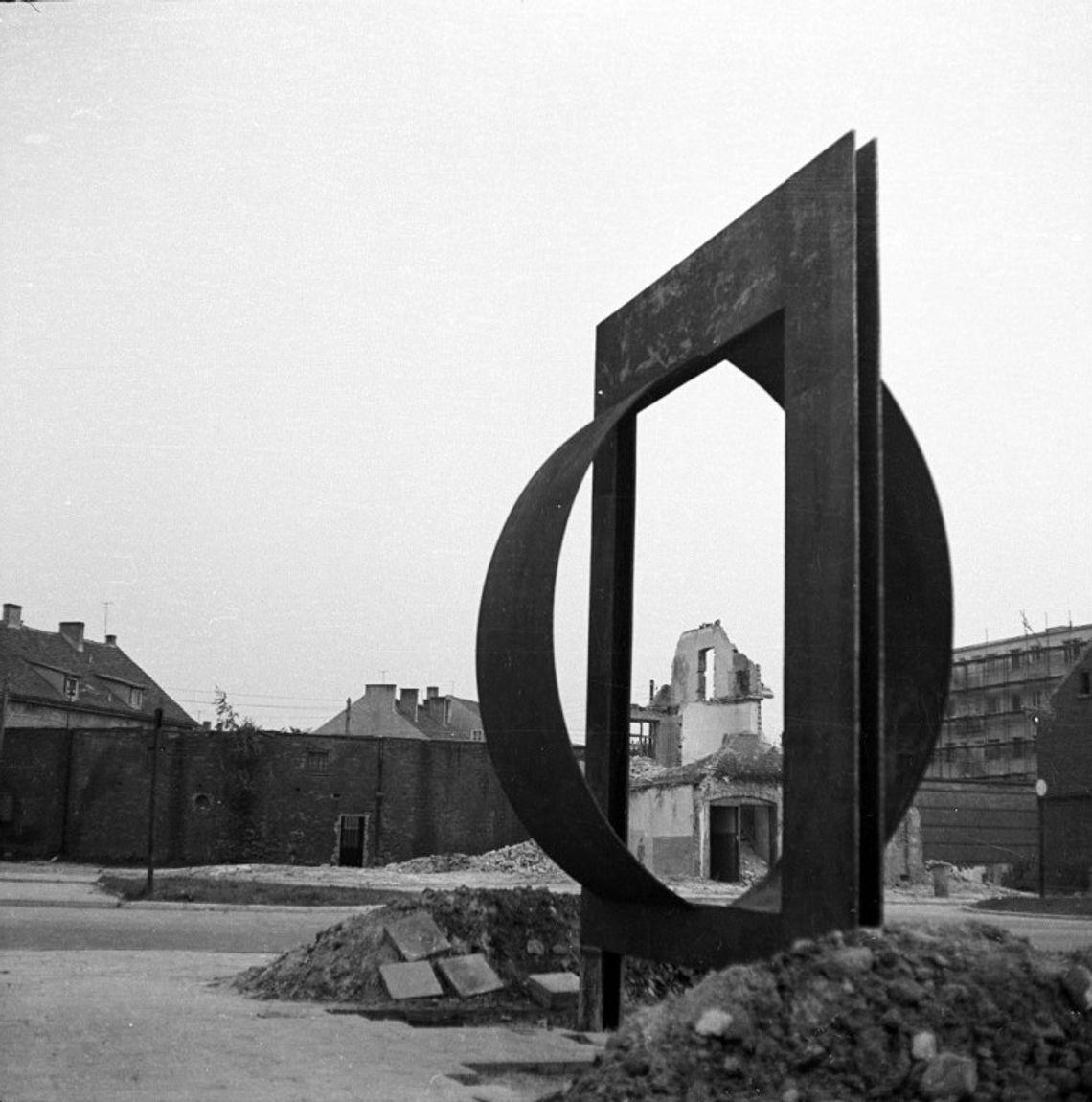 22 lipca 1965 roku zainaugurowano I Biennale Form Przestrzennych