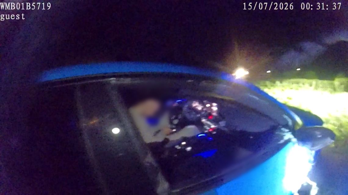 24-latek rozbił Audi RS5 i zasnął za kierownicą. Policjanci wybili szybę 24-latek rozbił Audi RS5 i zasnął za kierownicą. Policjanci wybili szybę