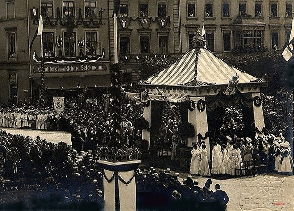 24 lipca 1905 roku w obecności cesarzowej Augusty Viktorii i księcia Eitela Fryderyka na Placu Fryderyka Wilhelma (Friedrich-Wilhelm-Platz, dziś Plac Słowiański) odsłonięto pomnik Wilhelma I