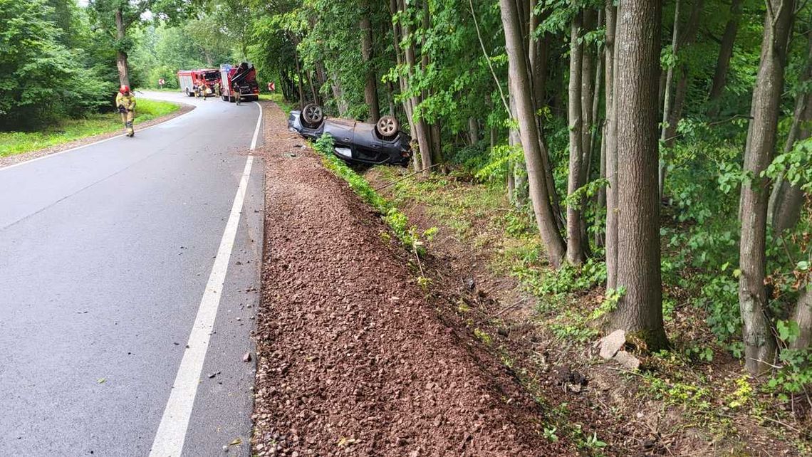 3 osoby w elbląskim szpitalu po dachowaniu 3 osoby w elbląskim szpitalu po dachowaniu