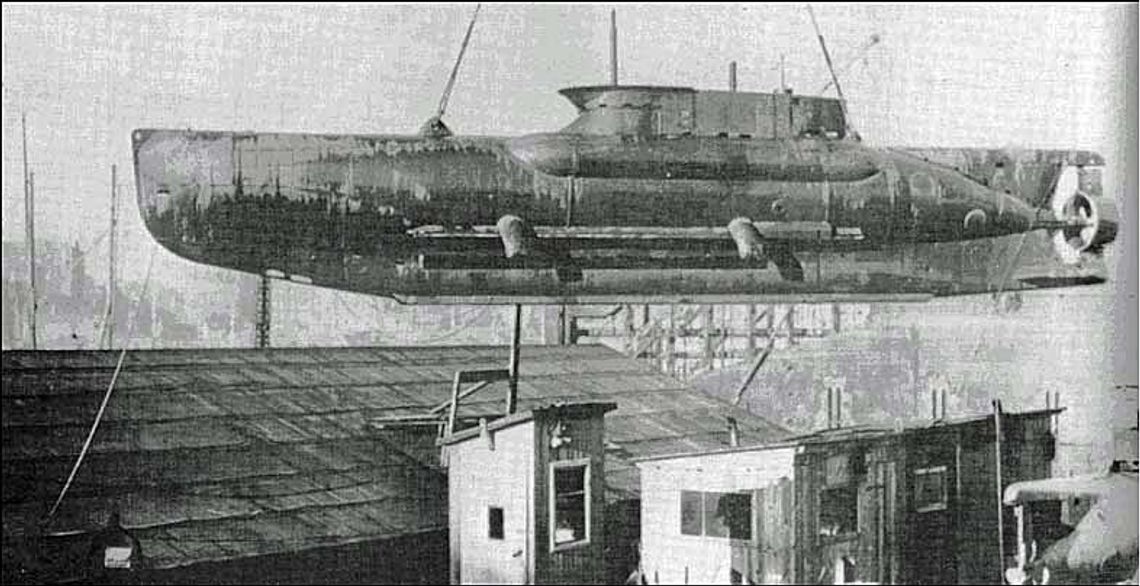 30 lipca 1944 roku w elbląskiej stoczni spółki Schichau rozpoczęto seryjną produkcję miniaturowych łodzi podwodnych