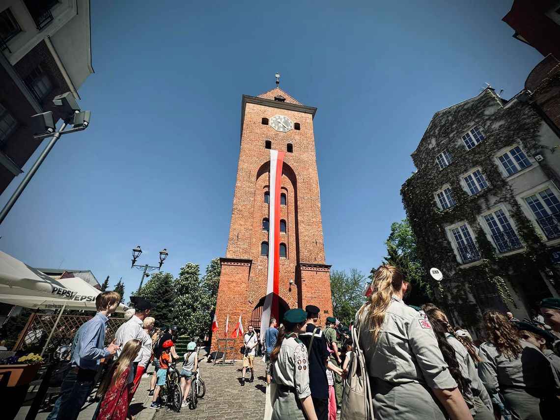 50-metrowa flaga na Bramie Targowej [WIDEO]